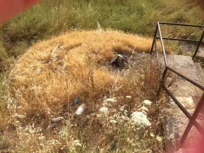 Il tetto di un edificio posto lungo il costone del canalone. Impossibile visitarlo per via dei rifiuti che ostruiscono la scala che permette la discesa nel canalone